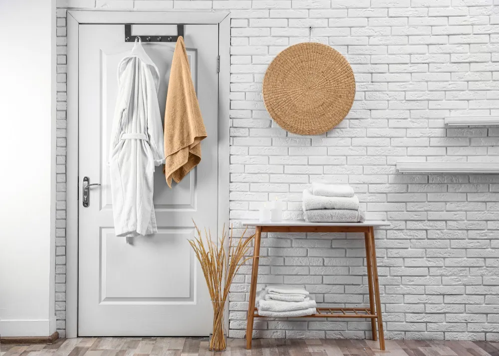 Czy montaż wiszących mebli łazienkowych można wykonać samodzielnie, czy lepiej skorzystać z pomocy specjalisty