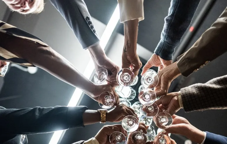 Jak imprezy firmowe w Bieszczadach łączą relaks z pobudzaniem wyobraźni?