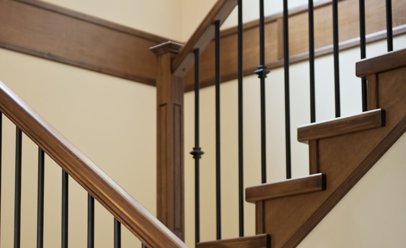 Czy schody drewniane pasują do nowoczesnego wnętrza?