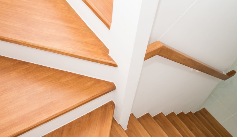 Jakie balustrady podkreślą nowoczesny charakter schodów drewnianych?