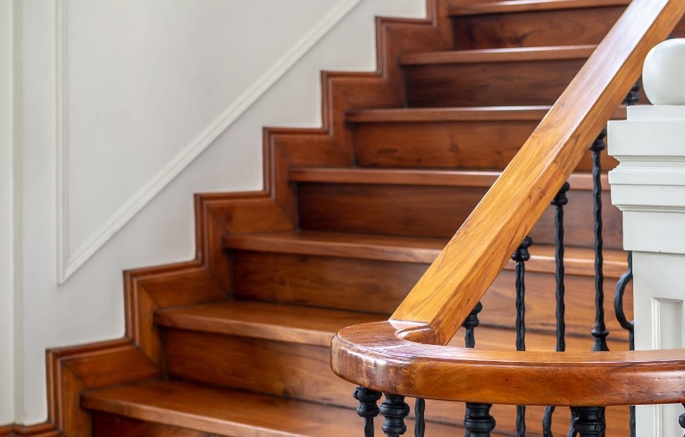 Jak łączyć schody drewniane ze szkłem, aby uzyskać nowoczesny efekt